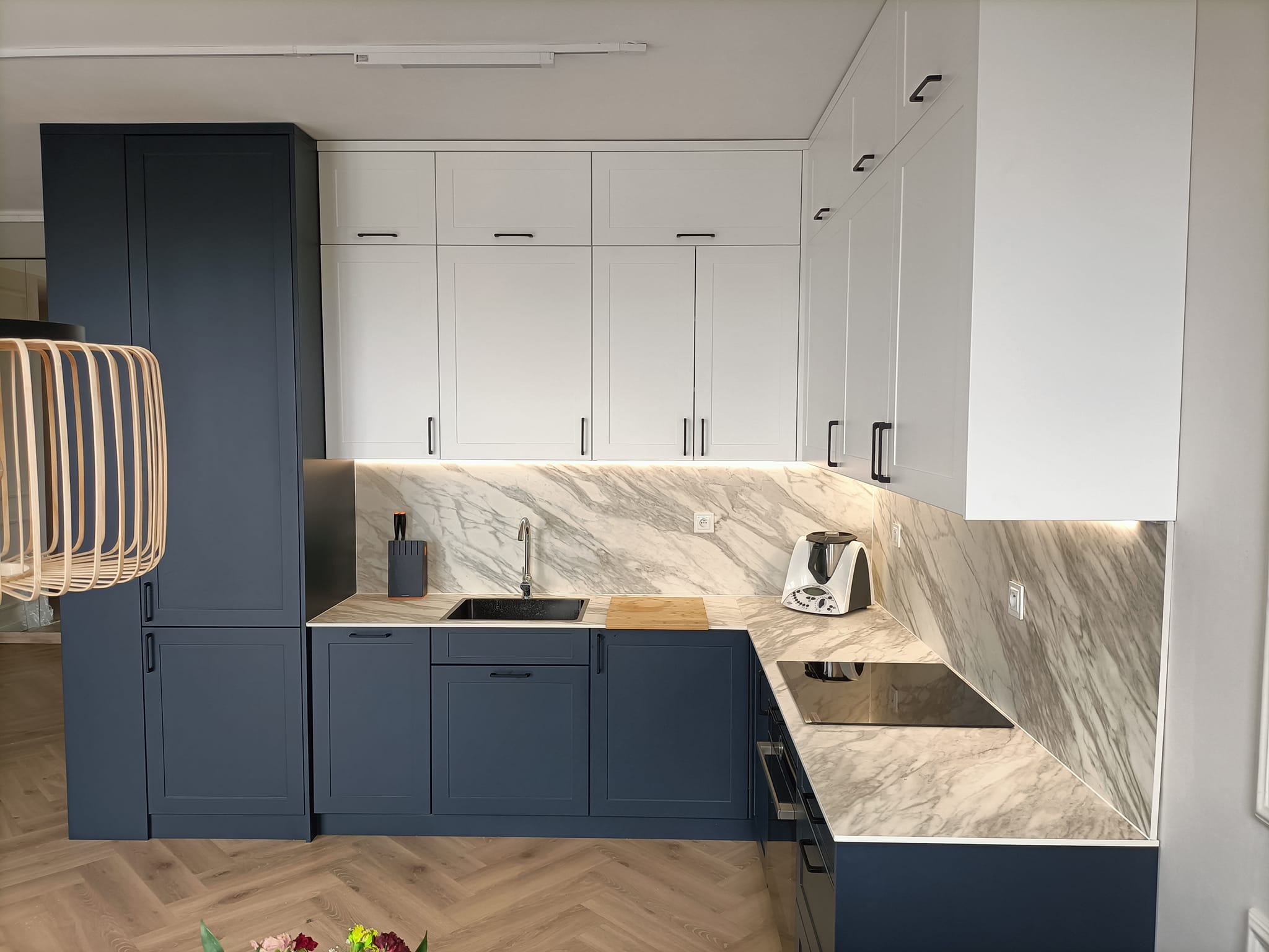 Nowoczesna kuchnia z wyspą i blatami drewnianymi