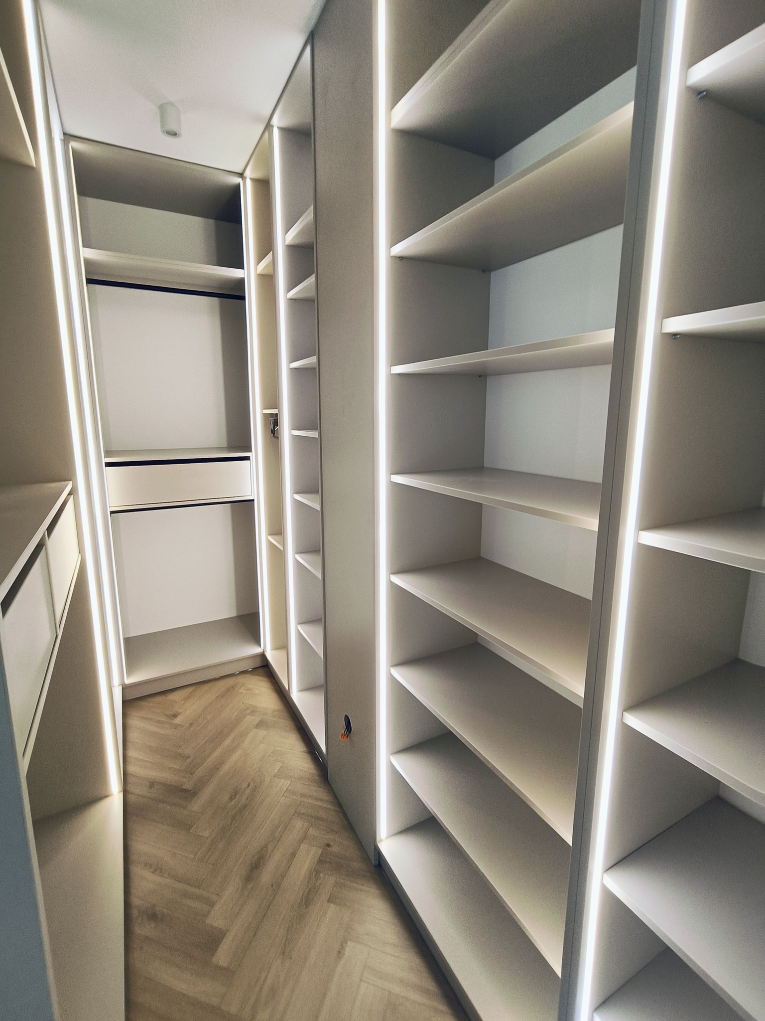 Elegancka szafa w zabudowie